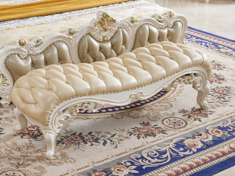 Ghế đuôi giường GG01-2 phong cách tân cổ điển, đặt cuối một chiếc giường ngủ sang trọng. Ghế có đệm bọc da nhân tạo màu ke…