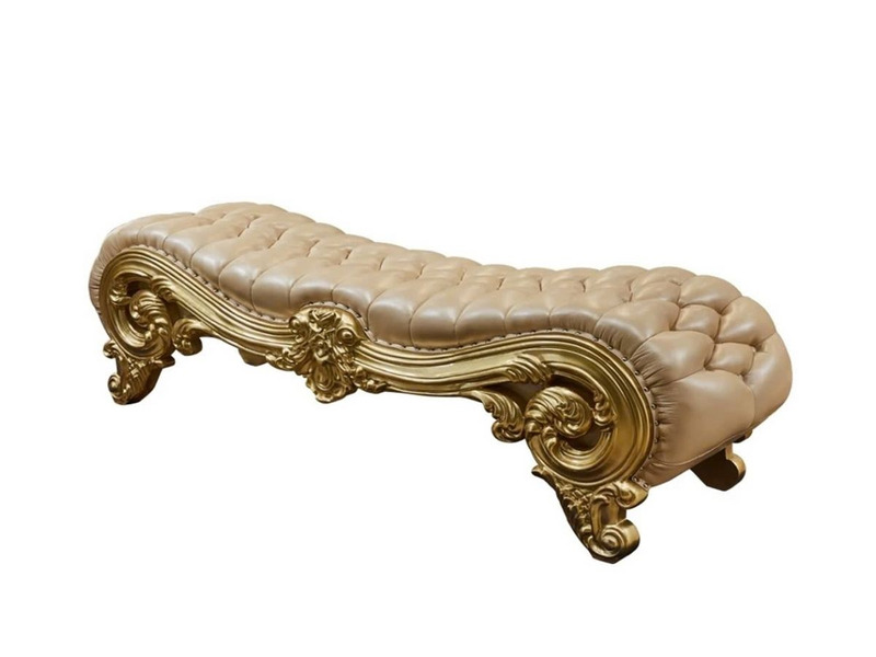 Ghế đuôi giường GG02-2 được chụp từ góc hơi chéo phía trước, nổi bật kiểu dáng tân cổ điển với phần khung gỗ chạm khắc tin…