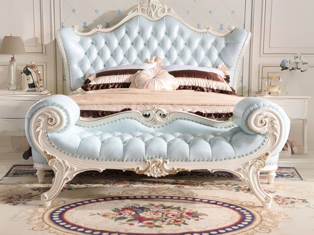 Ghế đuôi giường GG05-2 phong cách tân cổ điển, chụp chính diện đặt cuối giường ngủ. Ghế có phần tựa lưng và tay vịn uốn lư…