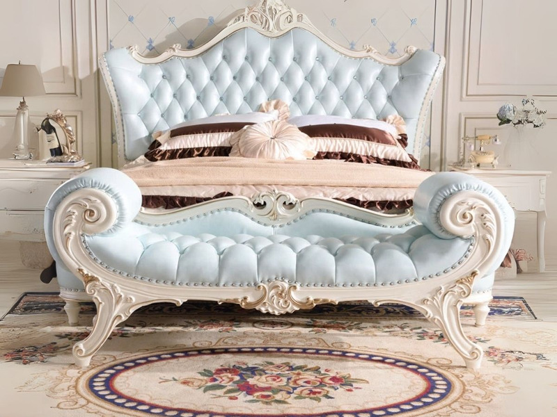 Ghế đuôi giường GG05-2 phong cách tân cổ điển, chụp chính diện đặt cuối giường ngủ. Ghế có phần tựa lưng và tay vịn uốn lư…