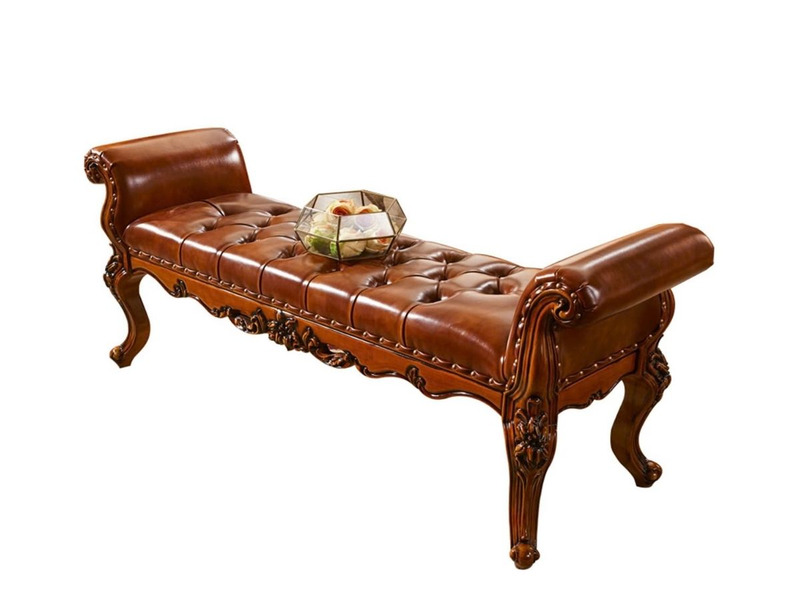 Ghế đuôi giường GG06-2 được chụp chính diện hơi chéo trên nền trắng, nổi bật với phong cách tân cổ điển. Ghế có đệm bọc da…