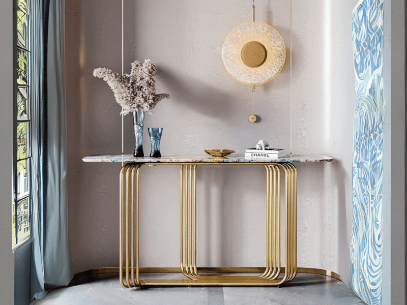 Kệ trang trí KC7-140 được chụp chính diện, nổi bật với thiết kế hiện đại luxury. Khung kệ làm từ thép không gỉ màu vàng sâ…