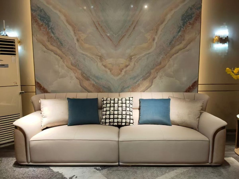 Sofa băng 4 SBQ929-4 màu be nhạt được đặt trong không gian phòng khách sang trọng. Ghế có thiết kế hiện đại với đường cong…