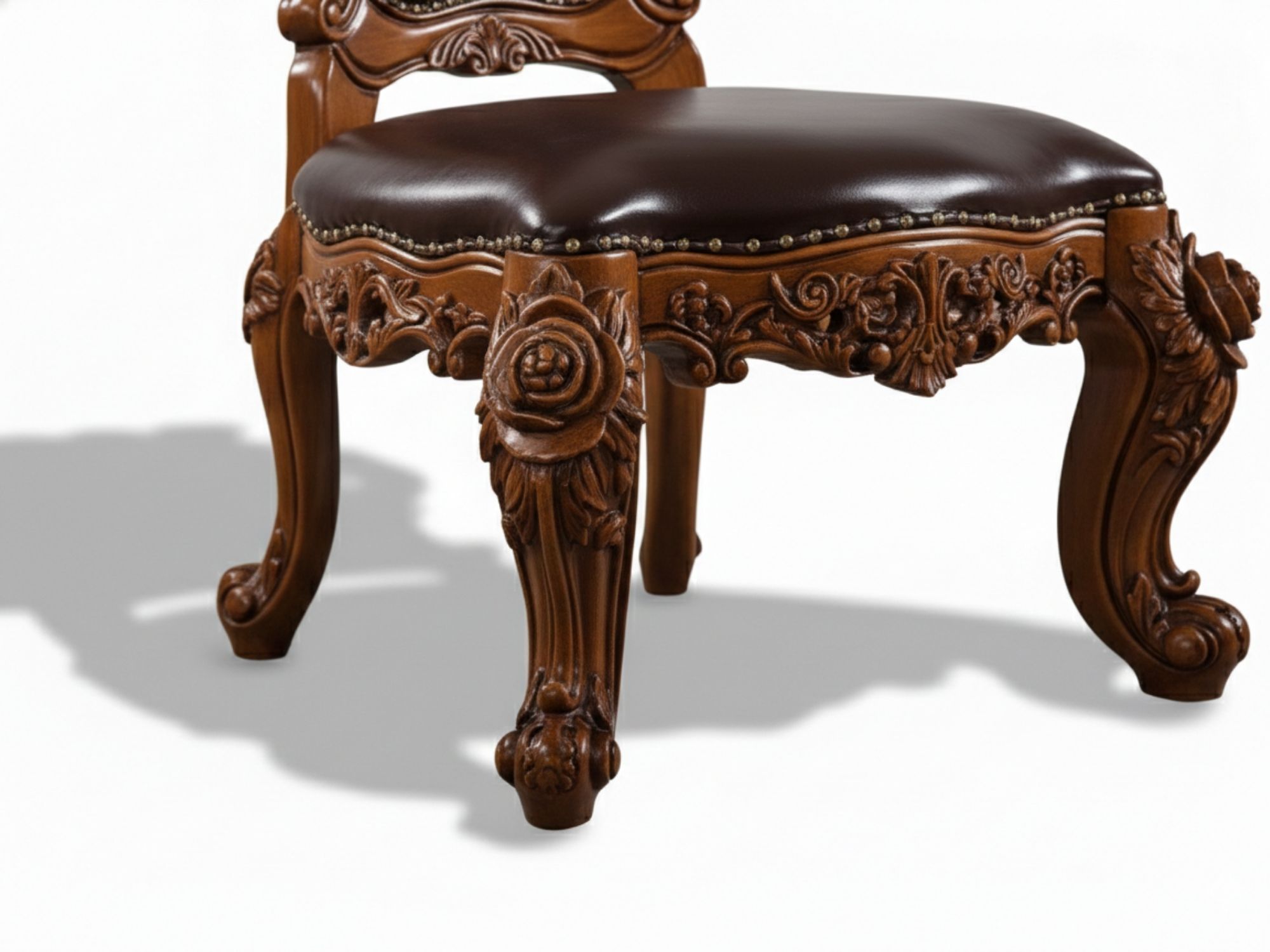 Góc chụp thấp tập trung vào phần chân và yếm ghế của chiếc ghế ăn tân cổ điển. Chân ghế gỗ sồi OAK màu nâu được chạm khắc…