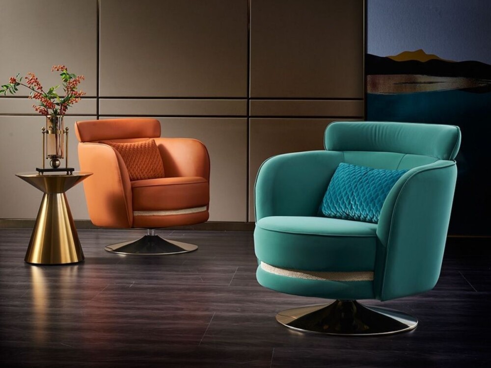 Hai chiếc ghế thư giãn GTQ76 đặt trong không gian phòng khách hiện đại luxury. Một ghế màu cam đất và một ghế màu xanh ngọ…