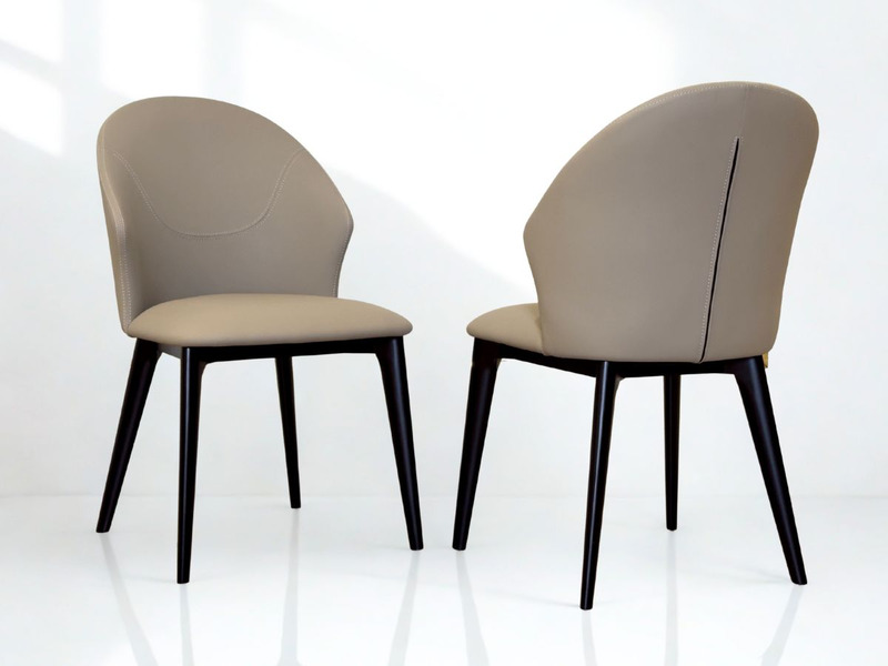 Cặp ghế ăn GAC21 nhập khẩu, thiết kế hiện đại với đệm ngồi và tựa lưng bọc da nhân tạo màu be sáng, chân gỗ sồi tự nhiên s…
