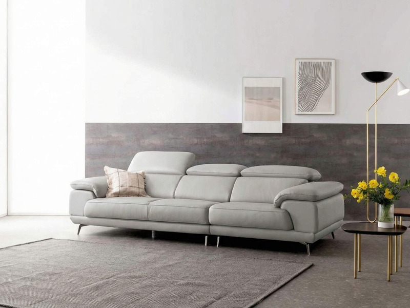 Góc chụp toàn cảnh sofa băng ROWAN màu xám nhạt, bọc da cao cấp, với tựa đầu điều chỉnh linh hoạt. Sofa đặt trong không gi…