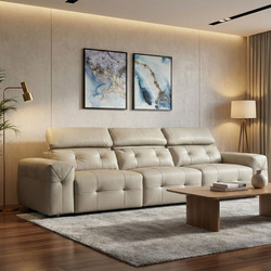 Ghế sofa chỉnh điện SF8143 màu kem nhạt được đặt trong một phòng khách sang trọng, chụp từ góc hơi chếch. Sofa có thiết kế…