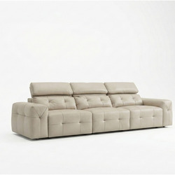 Toàn cảnh ghế sofa chỉnh điện SF8143 màu kem nhạt, chụp ngang trên nền studio trắng. Hình ảnh làm nổi bật kiểu dáng hiện đ…