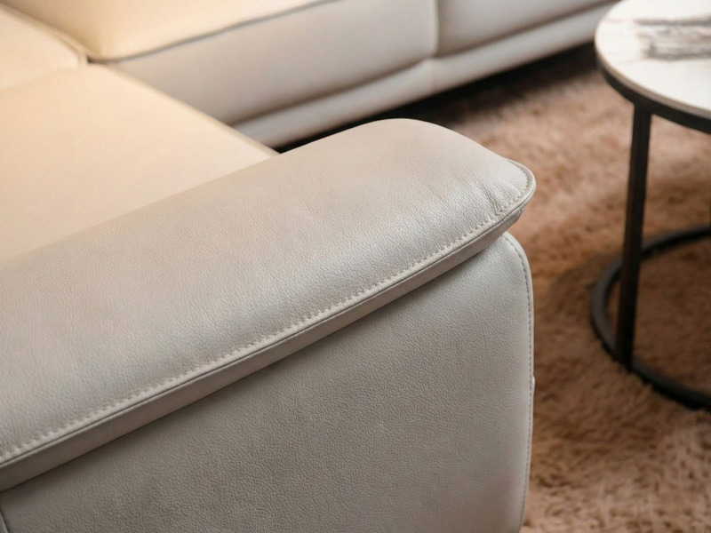 Cận cảnh tay vịn của sofa băng SB01, bọc da Lex nhân tạo màu xám nhạt với đường may viền sắc nét. Tay vịn có thiết kế bo c…