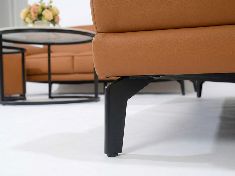Cận cảnh chi tiết chân sofa băng SB01-Lex16 màu đen, được làm từ thép chống gỉ chắc chắn, kiểu dáng thanh mảnh. Góc chụp t…