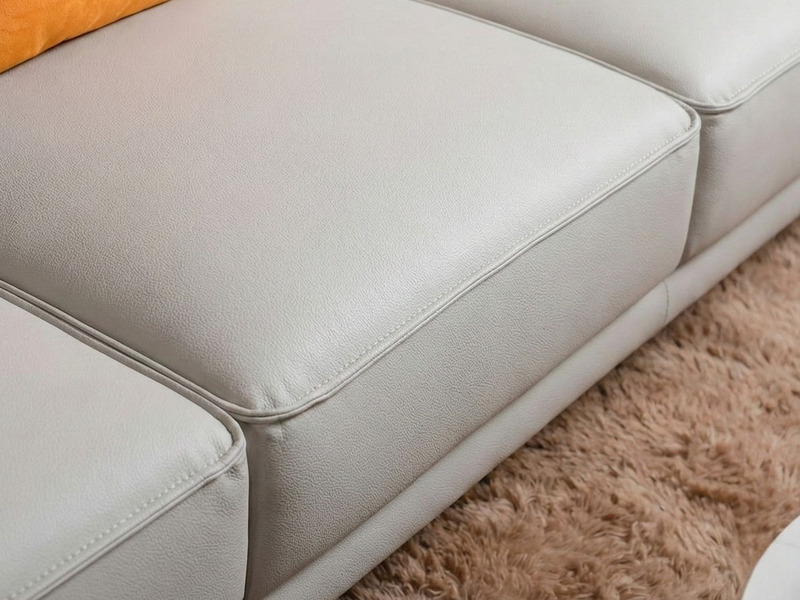 Chi tiết đệm ngồi của sofa băng SB01, bọc da Lex nhân tạo màu xám nhạt. Bề mặt đệm phẳng, êm ái với các đường may viền chỉ…