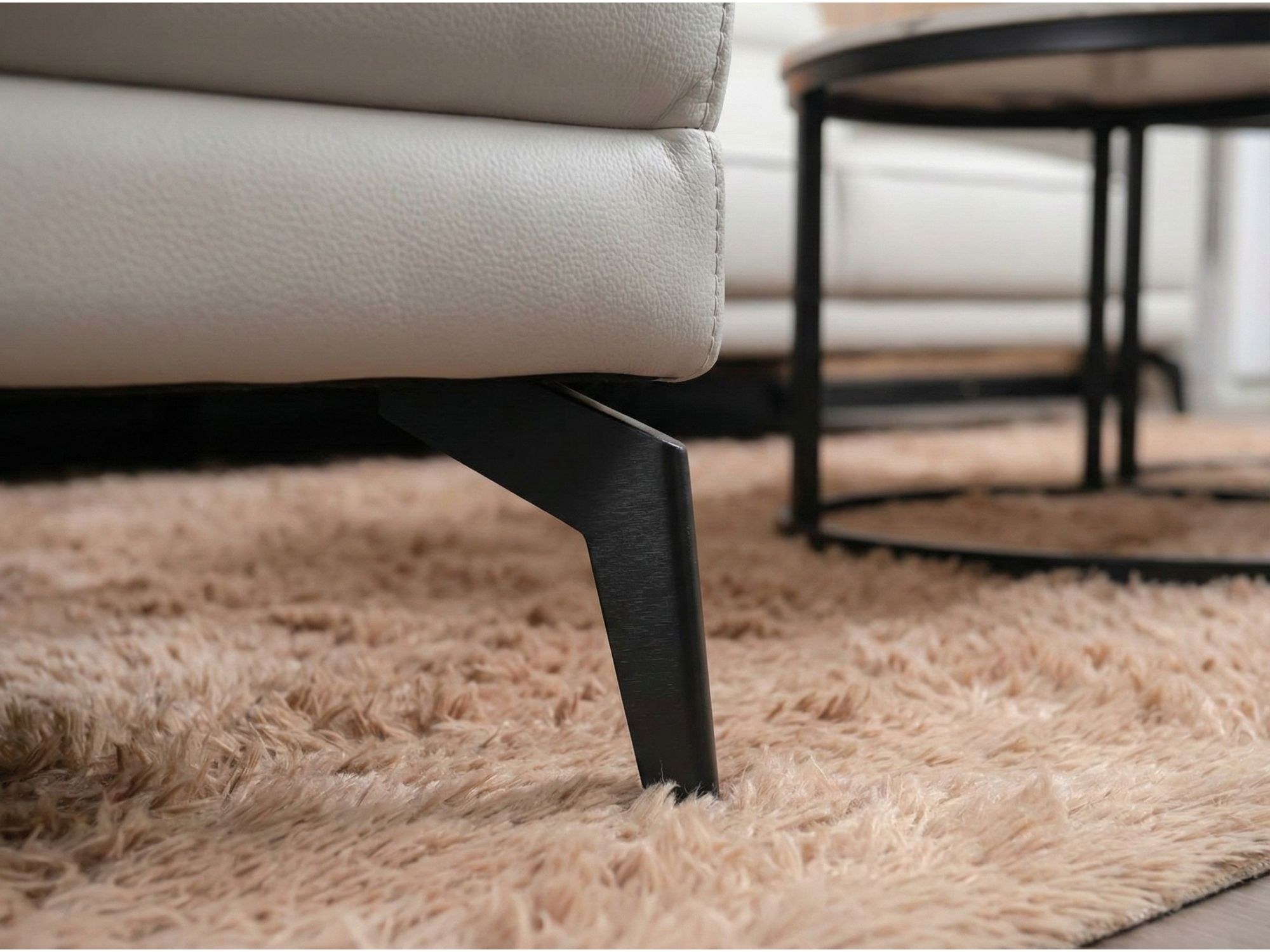 Cận cảnh chân ghế sofa SB01 màu đen, làm từ kim loại với thiết kế thanh mảnh, hơi nghiêng về phía sau, tạo vẻ hiện đại và…