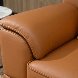 Cận cảnh tay vịn của sofa băng SB01-Lex16 màu nâu da bò. Tay vịn có thiết kế thấp, góc nghiêng vừa phải, bọc da Lex nhân t…