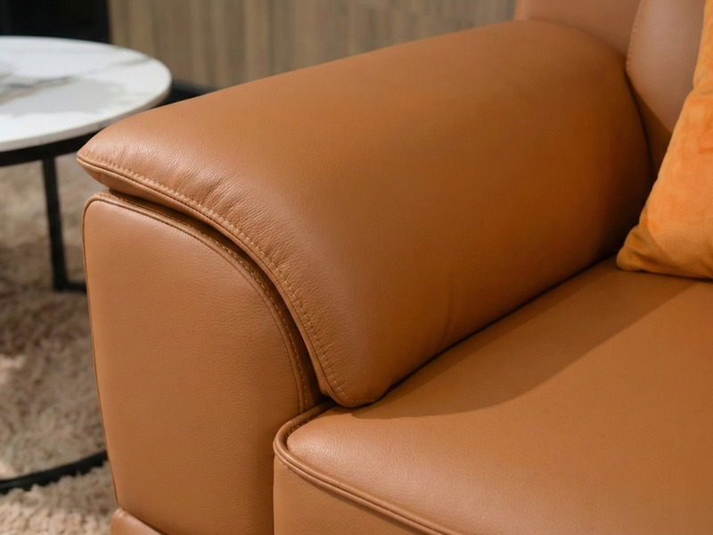 Cận cảnh tay vịn của sofa băng SB01-Lex16 màu nâu da bò. Tay vịn có thiết kế thấp, góc nghiêng vừa phải, bọc da Lex nhân t…