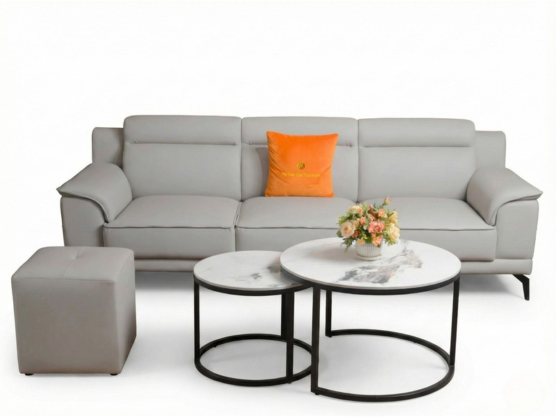 Toàn cảnh bộ sofa băng SB01 màu xám nhạt, gồm một băng dài ba chỗ ngồi, một đôn vuông và một set bàn trà đôi mặt đá trắng…