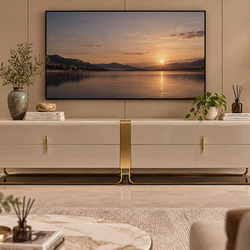 Kệ tivi ARMAND hiện đại luxury đặt trong phòng khách sang trọng. Kệ màu trắng kem bóng với hai hộc kéo lớn, tay nắm và châ…