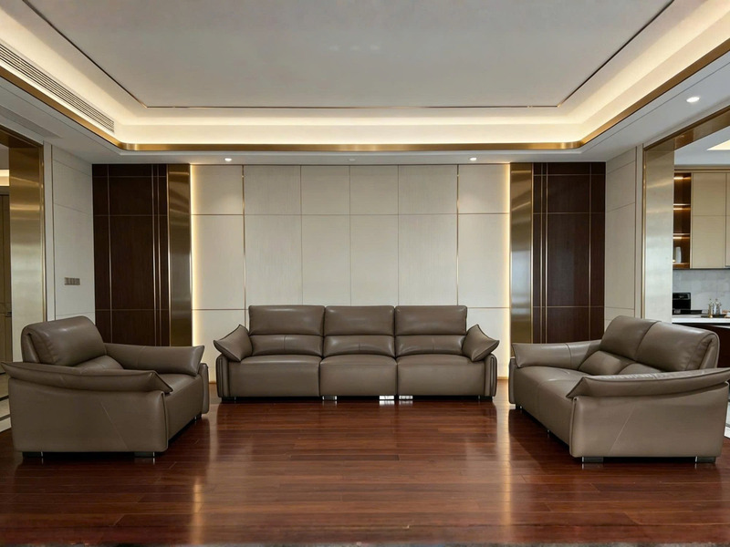 Bộ sofa SF-B8179-123 được chụp chính diện, đặt trong một phòng khách rộng rãi với sàn gỗ tối màu và tường ốp đá/gỗ sáng mà…