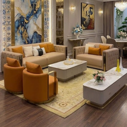 Góc nhìn rộng hơn về bộ sofa SBQ016 trong phòng khách luxury, với các bức tường trang trí nghệ thuật và đèn chùm pha lê. B…