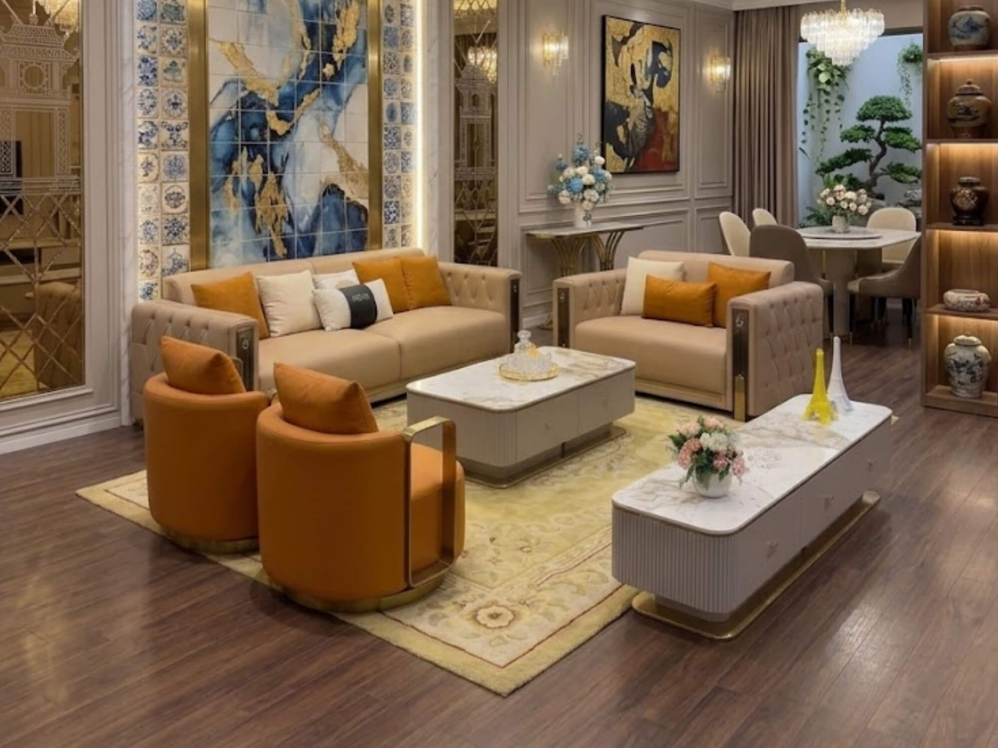 Góc nhìn rộng hơn về bộ sofa SBQ016 trong phòng khách luxury, với các bức tường trang trí nghệ thuật và đèn chùm pha lê. B…