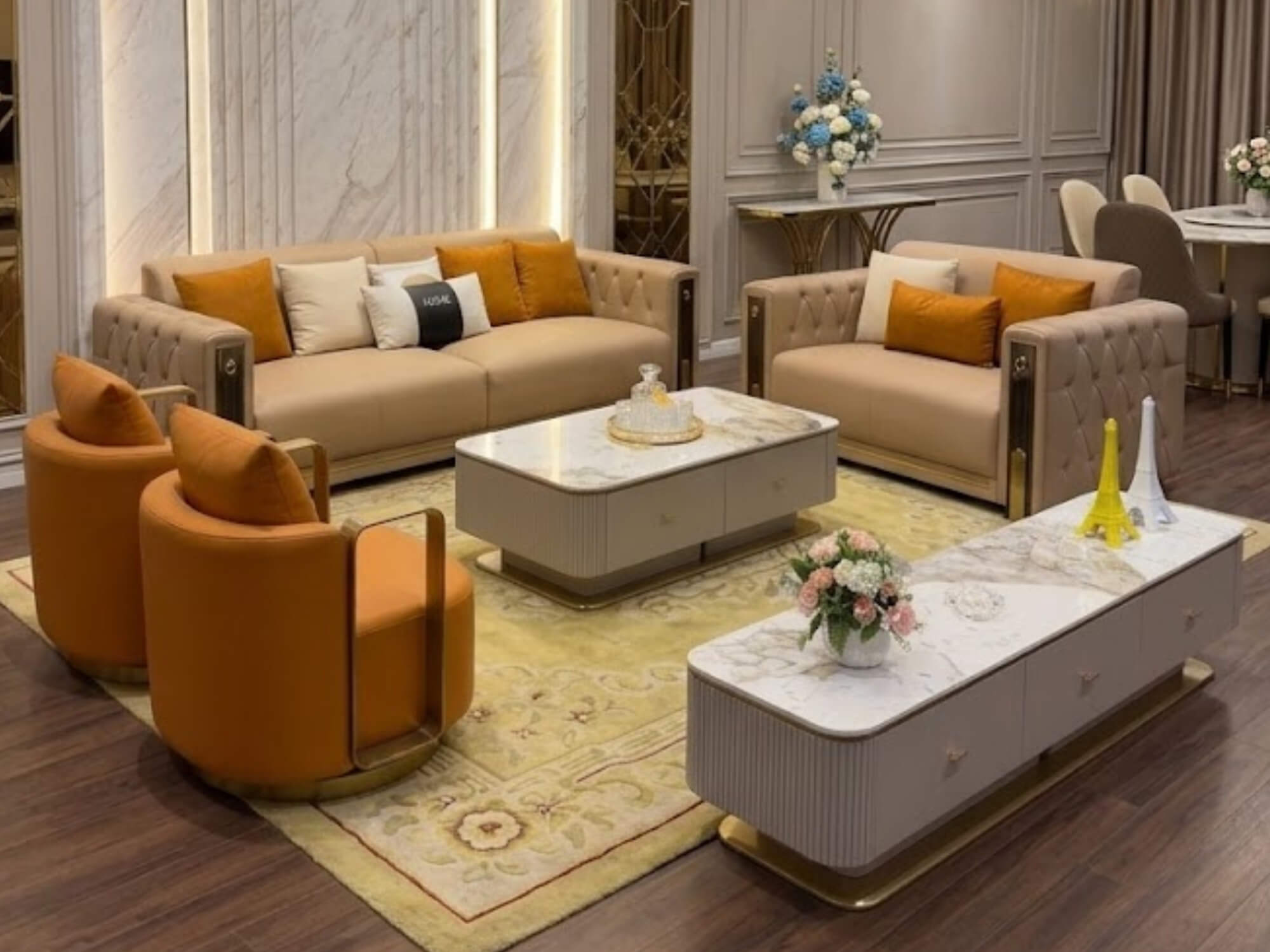 Bộ sofa Luxury Novéllo SBQ016 được đặt trong không gian phòng khách sang trọng với tông màu ấm. Sofa băng dài và băng ngắn…
