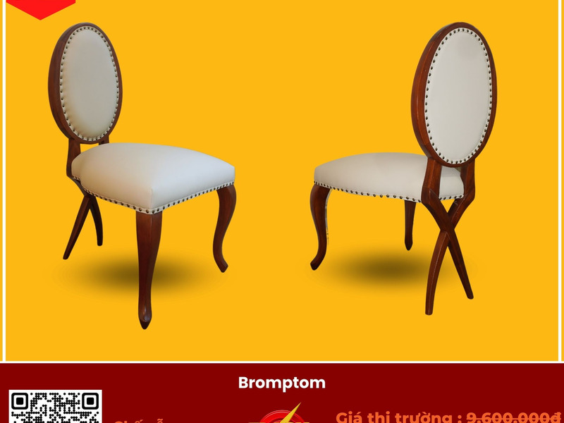Hai chiếc ghế Gỗ Gõ Đỏ Bọc Da Bromptom được chụp trên nền vàng nổi bật. Ghế có khung gỗ màu nâu sẫm với chân cong và lưng…