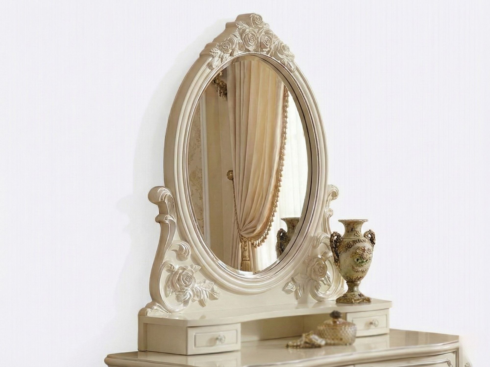 Cận cảnh phần gương bầu dục và mặt bàn trang điểm BDC509. Gương được bao quanh bởi khung gỗ chạm khắc hoa hồng và lá tinh…