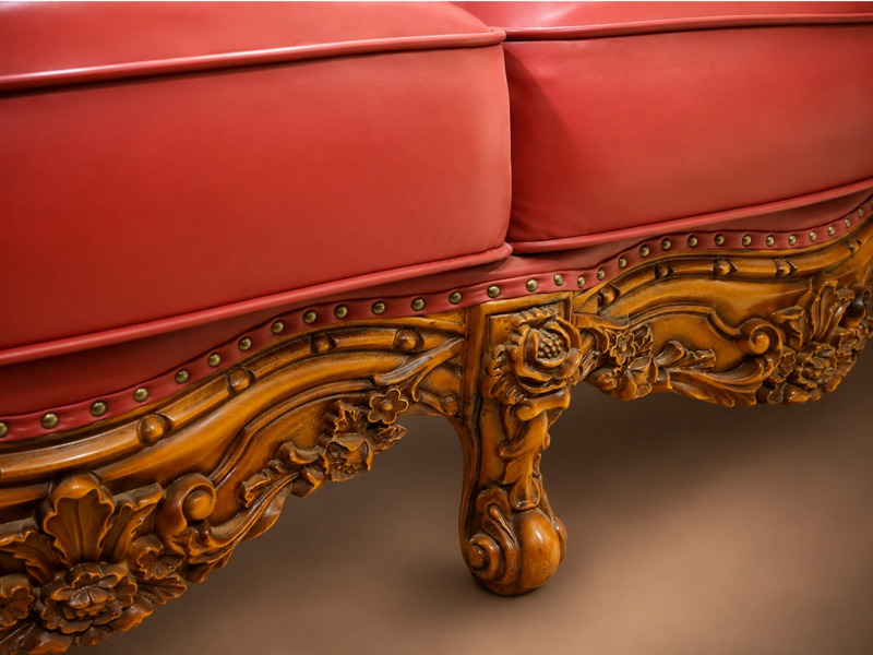 Góc chụp cận cảnh chân ghế sofa GA65, cho thấy rõ hình dáng cong mềm mại và các chi tiết chạm khắc tinh tế trên gỗ sồi OAK…