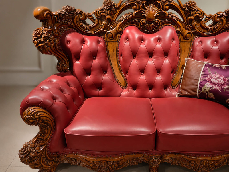 Cận cảnh phần tay vịn và đệm ngồi của ghế sofa 2 băng GA65, cho thấy rõ chất liệu da bò màu đỏ đô mềm mại và các đường chầ…