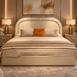 Giường Ngủ Pegasus Luxe GIQF811-18 được đặt trong một phòng ngủ luxury với tông màu kem và nâu ấm áp. Giường bọc da màu ke…
