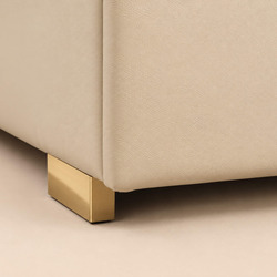 Cận cảnh chân giường của Giường Ngủ Pegasus Luxe GIQF811-18, được thiết kế thấp và bọc da màu kem, tạo sự liền mạch và vữn…