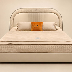 Giường Ngủ Pegasus Luxe GIQF811-18 nhìn trực diện từ phía trước, tổng thể màu kem trang nhã. Đầu giường cong nhẹ, bọc da b…