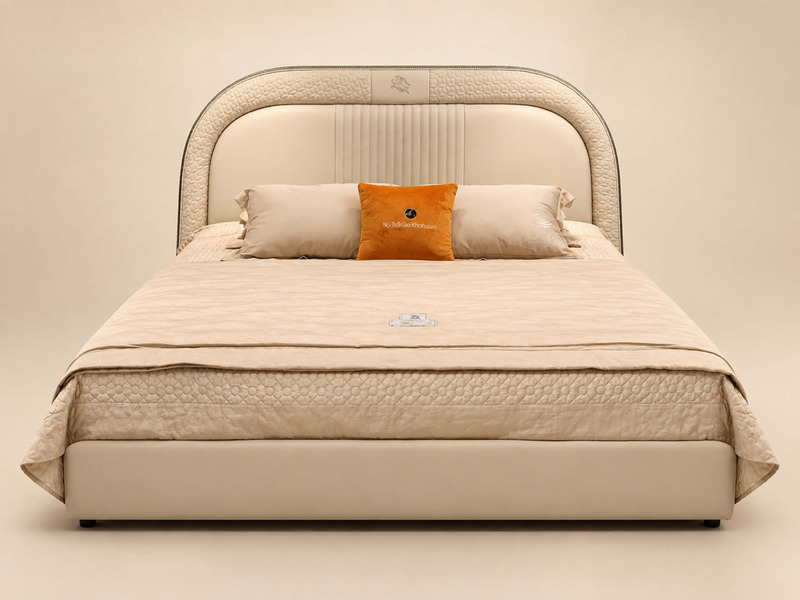 Giường Ngủ Pegasus Luxe GIQF811-18 nhìn trực diện từ phía trước, tổng thể màu kem trang nhã. Đầu giường cong nhẹ, bọc da b…