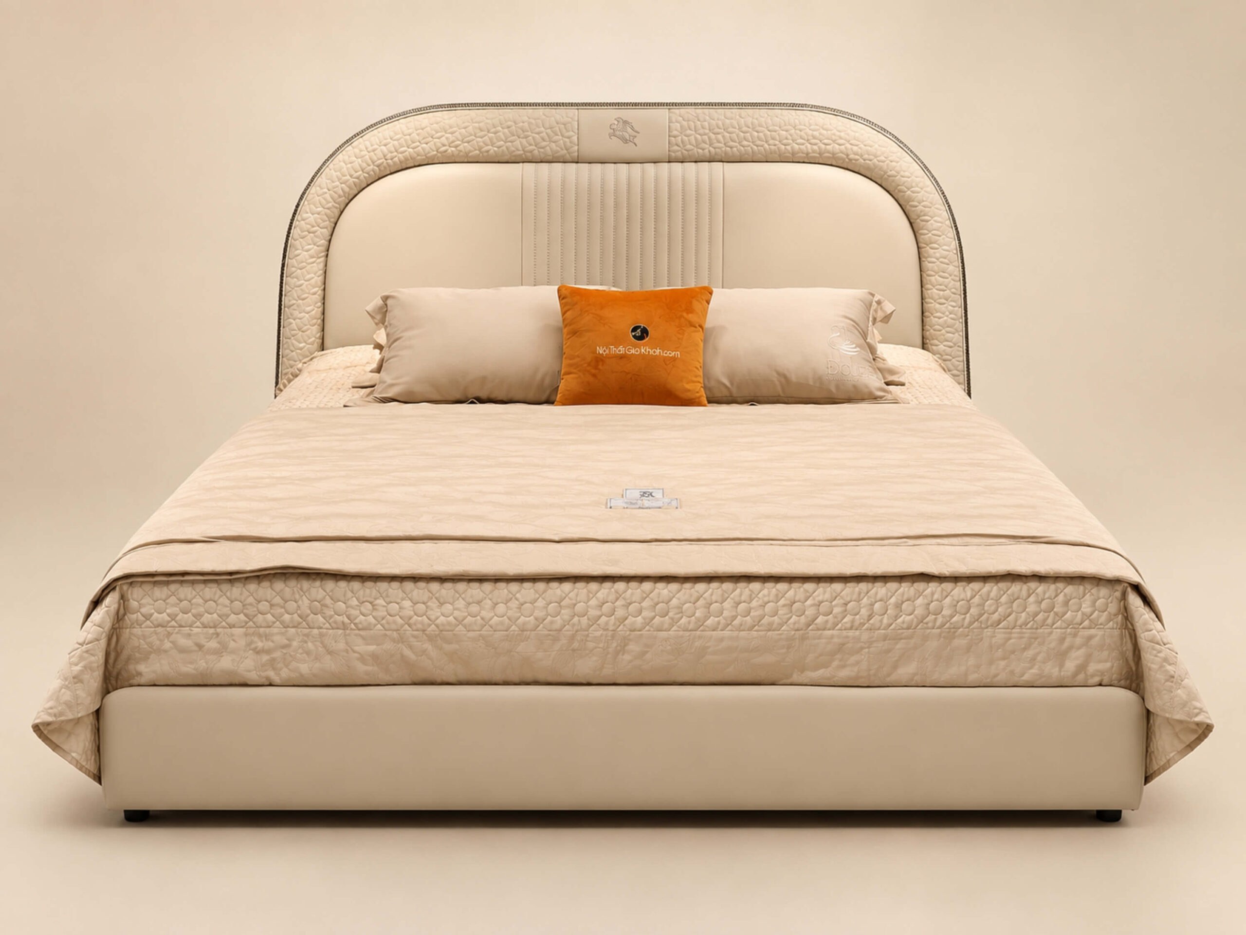 Giường Ngủ Pegasus Luxe GIQF811-18 nhìn trực diện từ phía trước, tổng thể màu kem trang nhã. Đầu giường cong nhẹ, bọc da b…