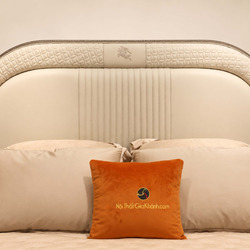 Cận cảnh đầu giường của Giường Ngủ Pegasus Luxe GIQF811-18, tập trung vào chi tiết bọc da bò tự nhiên màu kem. Phần trung…
