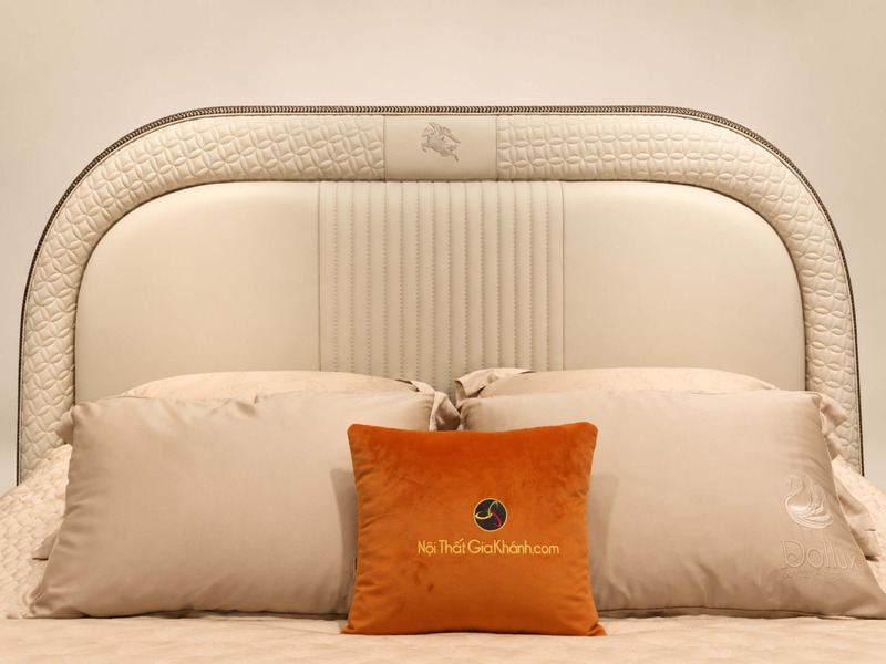 Cận cảnh đầu giường của Giường Ngủ Pegasus Luxe GIQF811-18, tập trung vào chi tiết bọc da bò tự nhiên màu kem. Phần trung…