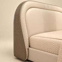 Góc cận cảnh phần cong của đầu giường Giường Ngủ Pegasus Luxe GIQF811-18, cho thấy rõ chất liệu da bọc màu kem và đường vi…