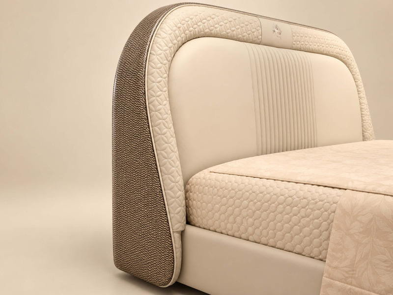 Góc cận cảnh phần cong của đầu giường Giường Ngủ Pegasus Luxe GIQF811-18, cho thấy rõ chất liệu da bọc màu kem và đường vi…