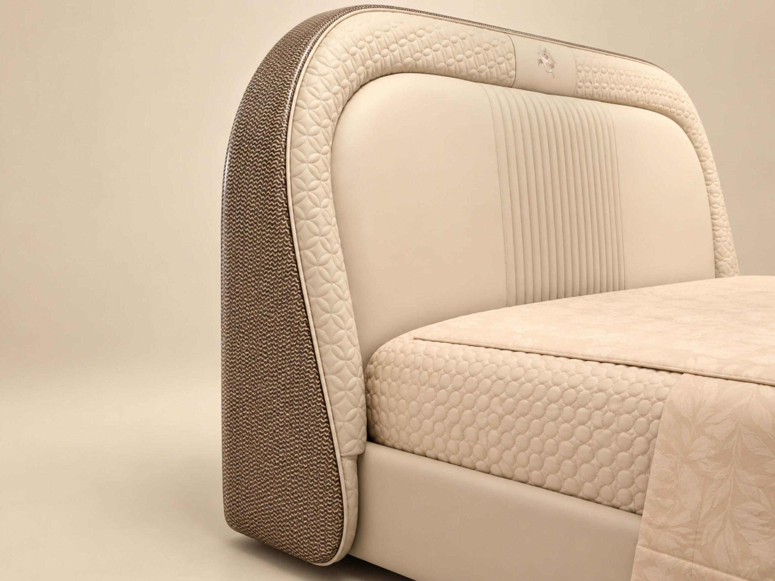 Góc cận cảnh phần cong của đầu giường Giường Ngủ Pegasus Luxe GIQF811-18, cho thấy rõ chất liệu da bọc màu kem và đường vi…