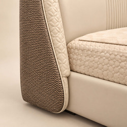 Cận cảnh phần chân giường và cạnh giường của Giường Ngủ Pegasus Luxe GIQF811-18. Thân giường bọc da màu kem, kết hợp với c…