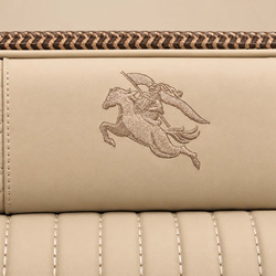 Cận cảnh phần đầu giường của Giường Ngủ Pegasus Luxe GIQF811-18, nổi bật với họa tiết thêu hình ngựa Pegasus trên nền da b…