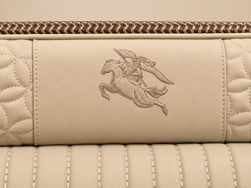 Cận cảnh phần đầu giường của Giường Ngủ Pegasus Luxe GIQF811-18, nổi bật với họa tiết thêu hình ngựa Pegasus trên nền da b…
