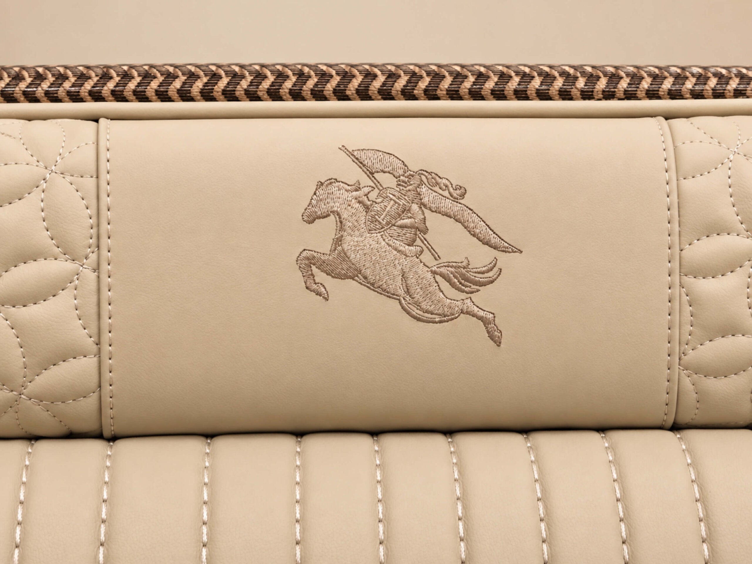 Cận cảnh phần đầu giường của Giường Ngủ Pegasus Luxe GIQF811-18, nổi bật với họa tiết thêu hình ngựa Pegasus trên nền da b…