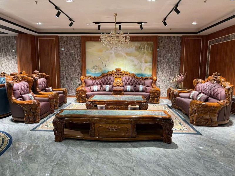 Bộ sofa gỗ Mun nhập khẩu GM2220-1125 được chụp toàn cảnh từ phía trước, trưng bày trong không gian phòng khách sang trọng…