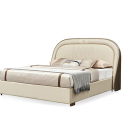 Giường Ngủ Pegasus Luxe GIQF811-18 nhìn từ góc nghiêng, đặt trong một không gian phòng ngủ rộng rãi và thoáng đãng. Giường…