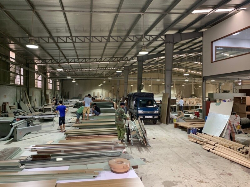 Toàn cảnh nhà xưởng Nội Thất Gia Khánh, xe tải nhận hàng đi giao