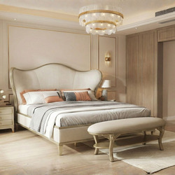 Giường ngủ GI803-18 bọc da sinh thái màu kem đặt trong phòng ngủ sang trọng, với góc chụp hơi nghiêng. Đầu giường cao, khu…
