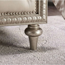 Cận cảnh chân giường và phần khung dưới của GIM237-18. Chân giường hình trụ tròn, màu bạc, có đường cong nhẹ nhàng. Khung…