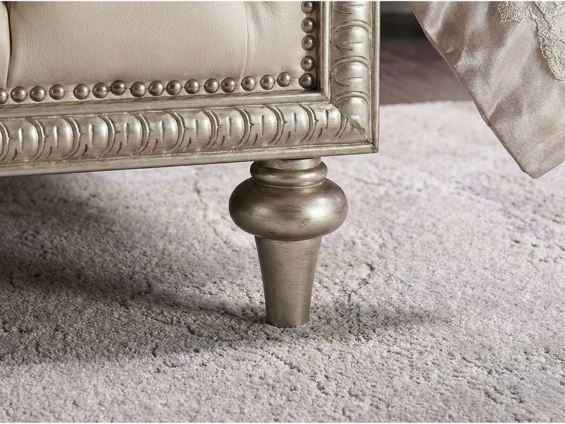 Cận cảnh chân giường và phần khung dưới của GIM237-18. Chân giường hình trụ tròn, màu bạc, có đường cong nhẹ nhàng. Khung…