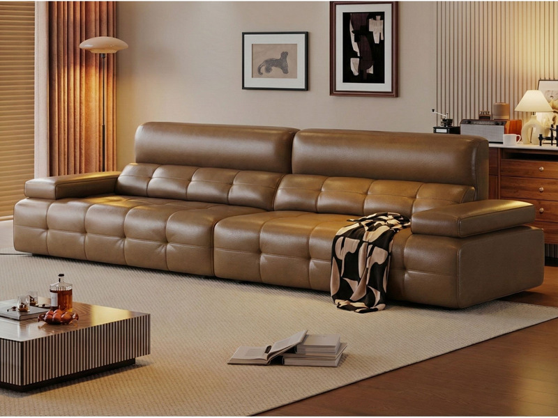 Sofa băng SF-A80 màu nâu da bò sang trọng, đặt trong không gian phòng khách hiện đại với bàn trà gỗ sọc và thảm trải sàn m…